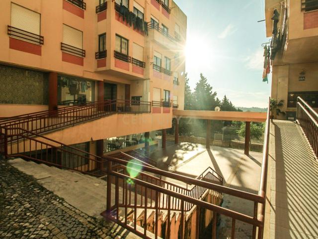 Arrendamento de Apartamento T3 Duplex Mobilado — Torres Novas