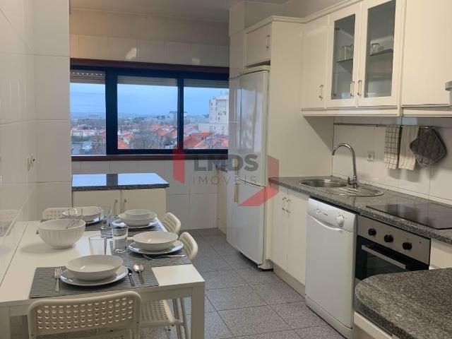 Arrendamento de Apartamento T4 junto ao Metro de Salgueiros Paranhos