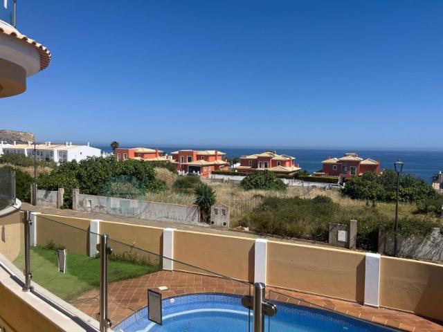 Arrendamento de Longa Duração Moradia T3+2 com vista mar a 10 minutos a pé do centro da praia da Luz