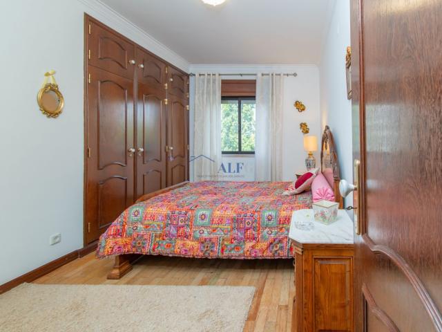 Arrendamento de um quarto em apartamento T3 em Algés junto a escolas e transportes
