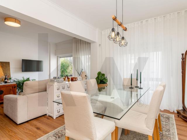 Arrendamento Excelente Apartamento T3 remodelado, com elevador, em Carnaxide, Lisboa