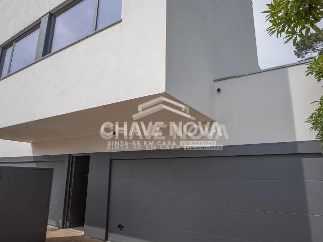 Arrendamento Moradia V4 Duplex, com piscina no Bairro da Vilarinha, Porto