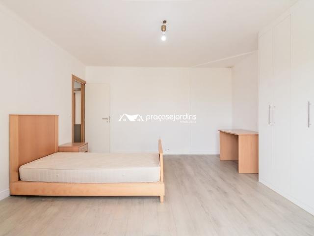Arrendamento Quarto com Varanda