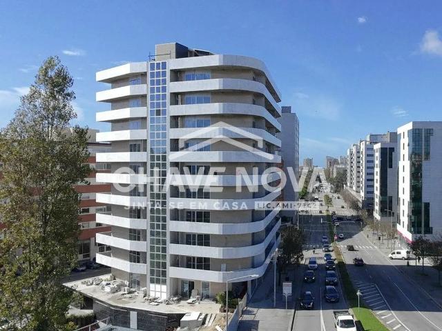 Arrendamento T2 c/ 2 lugares de garagem no Porto