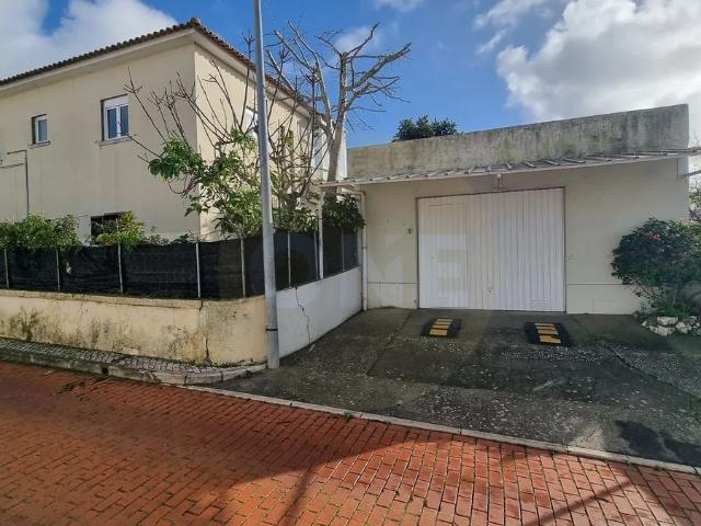 Arrendamento T2 com garagem box Porto Salvo