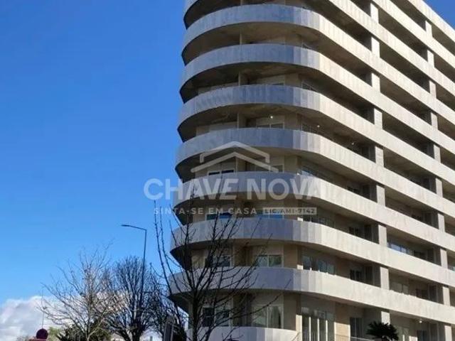 Arrendamento T2 c/2 lugares de garagem no Porto Bessa