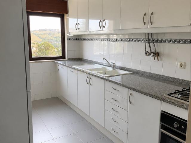 Arrendamento T2 em Sintra com vista para a cidade e montanha