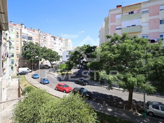 Arrendamento T3 Renovado Amadora Varanda