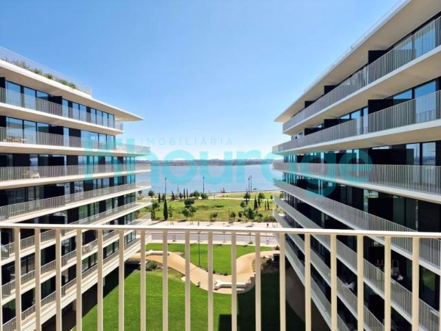 Arrendamento T3 Vista Rio com 2 grandes varandas, sala e cozinha frente rio