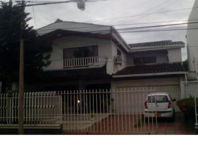 ARRIENDA CASA DE 2 PISOS AMPLIA EN EL CENTRO