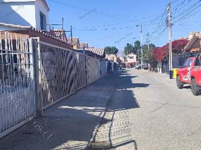 ARRIENDA CASA S/AMOB. VILLA ESPAÑOL VALOR $900.000