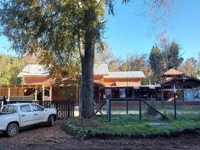 Arriendo Terreno con 2 Cabaña y Restaurant