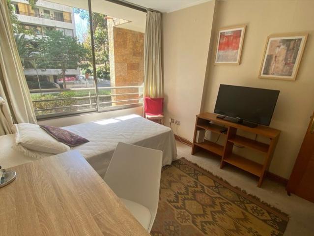 Arriendo tranquila y amplia habitación con baño privado, a dos cuadras de metro Colón