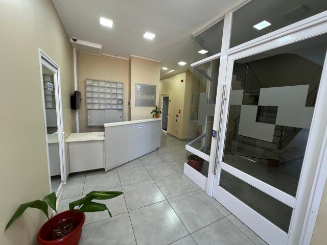 Arriendo amplio departamento, 1 dormitorio, 1 baño, con estacionamiento. Incluye gastos comunes