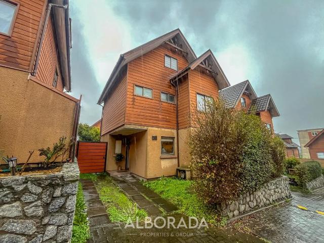 Arriendo amplia casa condominio en lomas san sebastian