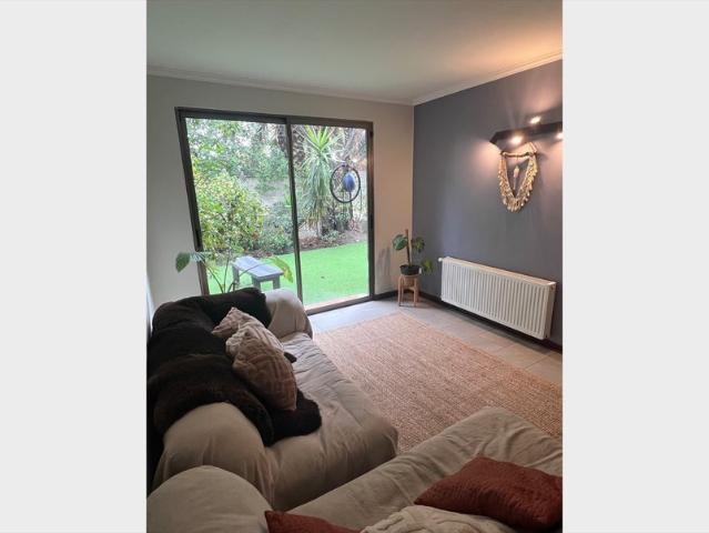 Arriendo amplia pieza y baño privado con calefacción y piscina en barrio tranquilo y bien conectado