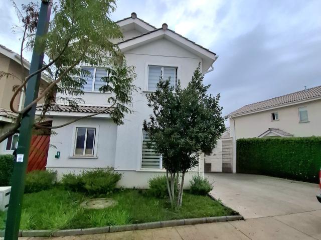 Arriendo Amplia y Luminosa Casa