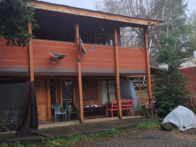 ARRIENDO CABAÑA 85 m2, CONSTA DE 3 DORM. 1 BAÑO. ESTÁ EN UN 2° PISO, ENTRE VILLARRICA Y PUCON, SECTOR MOLCO