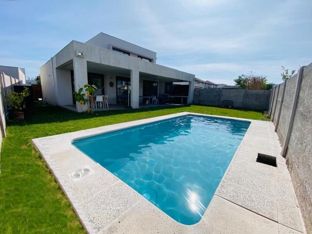 ARRIENDO CASA MEDITERRÁNEA EN CONDOMINIO, NO PERIMETRAL. CHICUREO NORTE / 3D + 3B + Quincho + Piscina / A pasos Colegio Highlands: $1.550.000