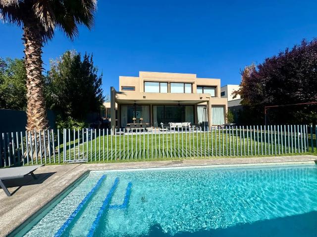 Arriendo Casa Mediterránea En Condominio Los Bravos