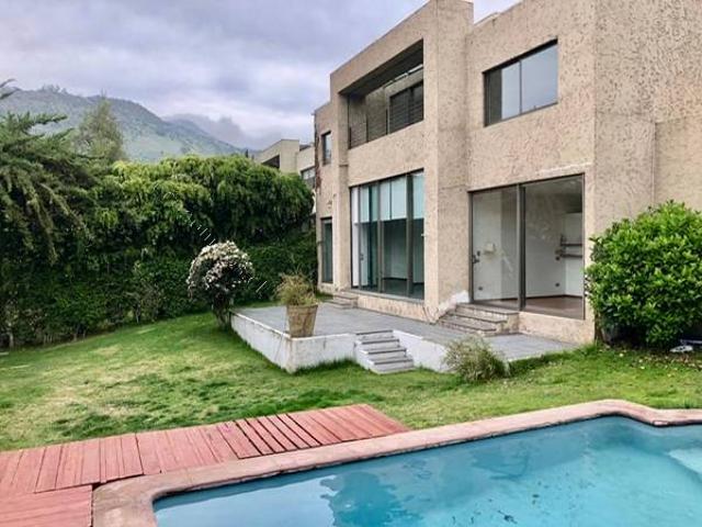 Arriendo casa mediterránea en condominio