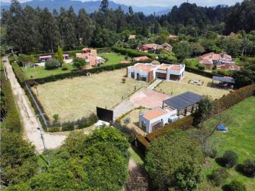 Arriendo casa campestre domitizada en Chia con lote de 3.200 m2