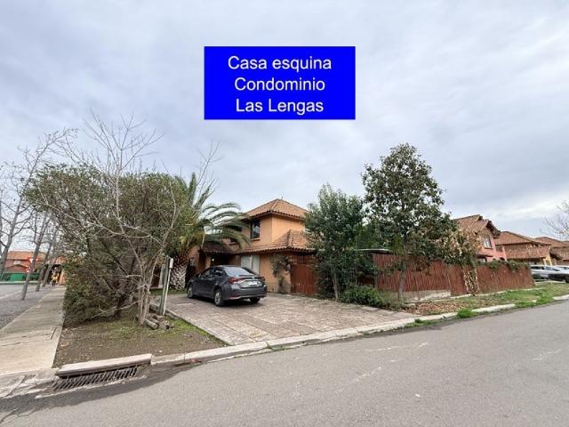 Arriendo Casa Colina MA Ayres de Chicureo 138/673m2 Casa esquina 4D 3B servicios, terraza, piscina, quincho, patio lateral y frontal, jardín, riego automático, estacionamiento para 4 vehículos. Impe