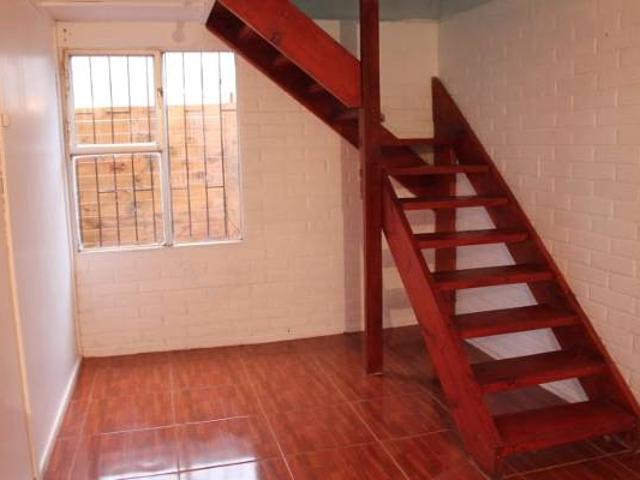 ARRIENDO CASA CON ESTACIONAMIENTO