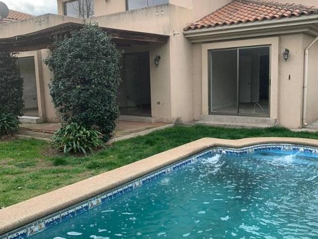 ARRIENDO CASA CON PISCINA