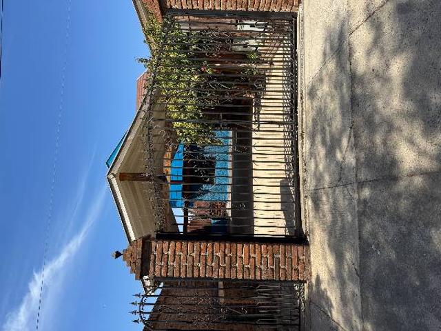 arriendo casa de dos pisos en excelente barrio central