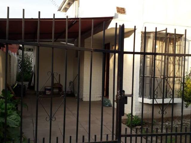 arriendo casa de tres dormitorios y un baño