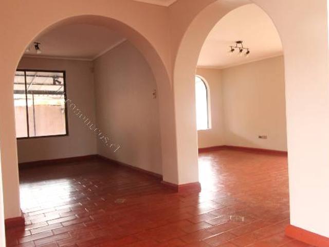 Arriendo casa de un piso con piscina