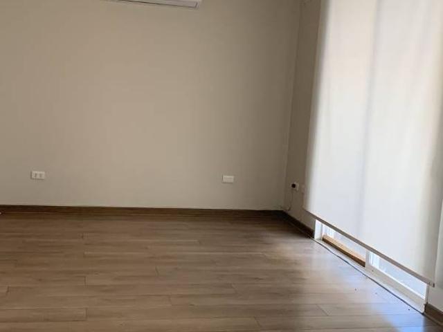 ARRIENDO CASA DOS ESTACIONAMIENTOS