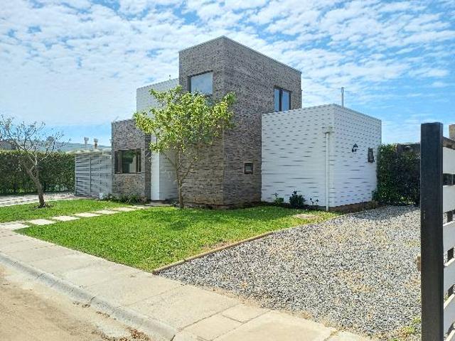ARRIENDO CASA EN CASA CONDOMINIO LOS CANELOS CASA 2 PISOS