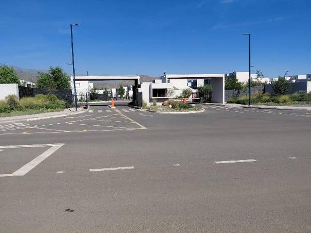 Arriendo casa en Chicureo, impecable