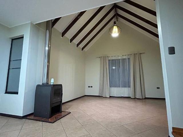 Arriendo casa en condominio, 3 dormitorios / 2 baños