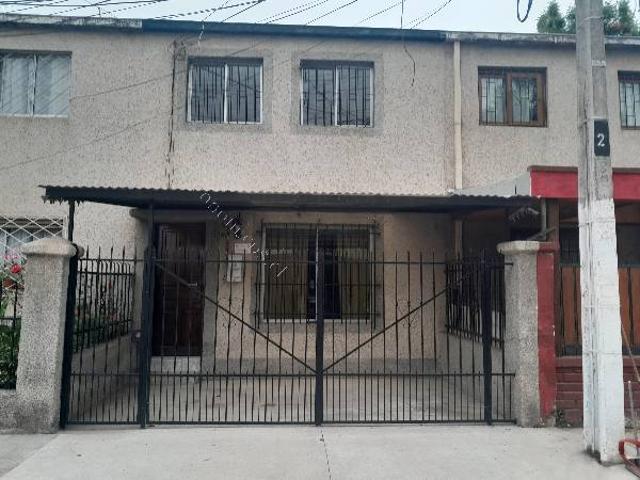 Arriendo casa remodelada en barrio residencial
