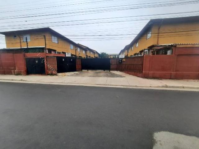 Arriendo casa tres dormitorios y un baño