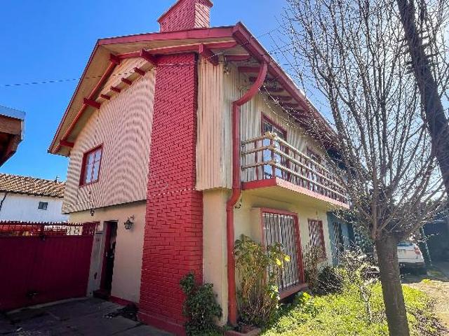 Arriendo de casa de 2 pisos en sector residencial de LA
