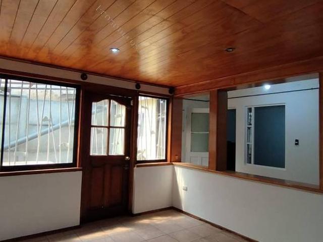 ARRIENDO DE CASA EN LUGAR CÉNTRICO
