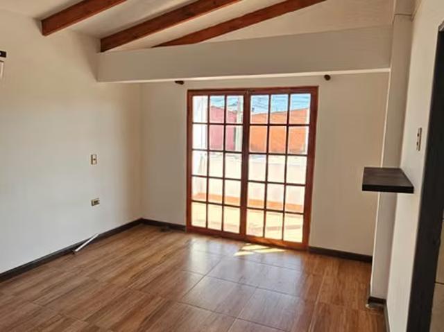 Arriendo de Casas en Arica | Arriendo Amplia Casa Sólida de 2 pisos, 1era etapa sector 11 de Septiembre con Estacionamiento 5 Dormitorios por CLP 850000.00