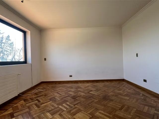 Casas en arriendo en Las Condes | Espectacular casa sector Quinchamali, muy iluminada 5 dormitorios por CLP 3500. 00