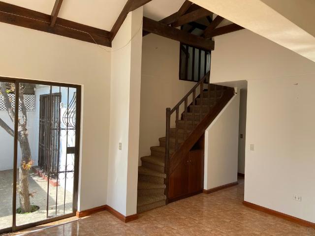 Casas en arriendo en Peñalolén | Casa habitación 5 dormitorios, 3 baños, bodega y estacionamiento 5 dormitorios por CLP 1250. 00