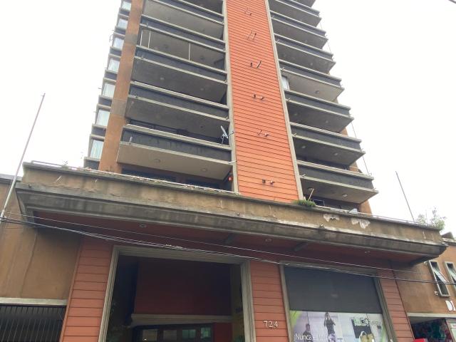 Arriendo departamento duplex, sector centro de Temuco, edificio Torres del Bosque, 3D, 2B, terraza, sala de estar en 2do. piso, cocina cerrada, conserjería 24 hrs. 2 quinchos, lavandería, estacionamiento, gimnasio, bodega. Recién remodelado, 120m2