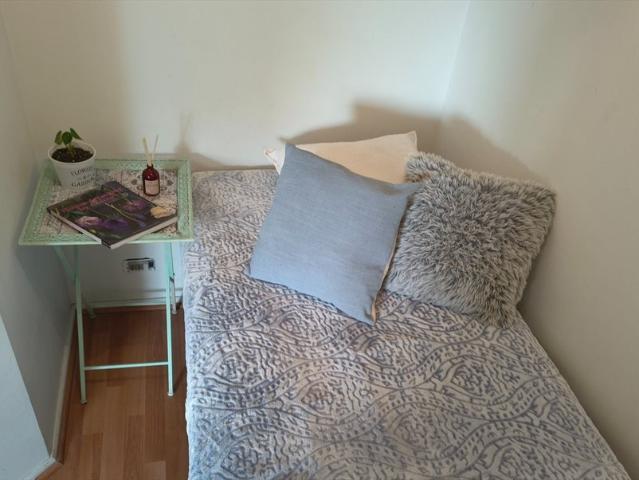 ARRIENDO DORMITORIO PEQUEÑO, SOLO CHICAS, EN LAS CONDES, QUEDA CERCA DEL METRO L1, CERCANO A COMERCI