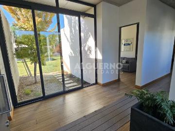 ARRIENDO LUJOSA CASA 5D5B6E CHICUREO FRENTE A COMISARIA