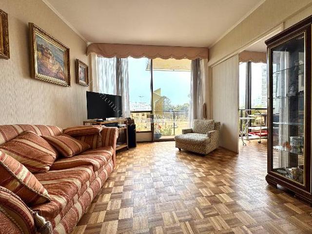 ARRIENDO FRENTE AL CASINO 3 HABITACIONES 2 BAÑOS CENTRICO