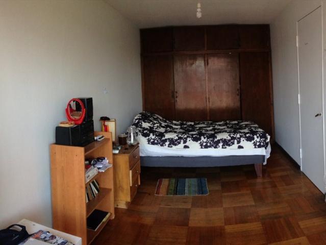 arriendo luminosa pieza con balcón