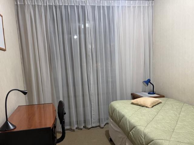 Arriendo pieza luminosa amoblada en Las Condes