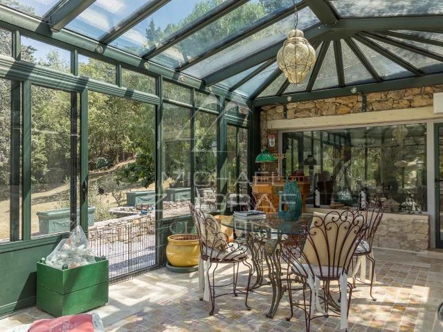 Arrière pays Cannois Charmante maison à pied des commerces 245m² Opio
